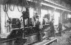 Приварка крыши командирской башенки Завод 183 1944 г Теперь сборка танка - фото 91