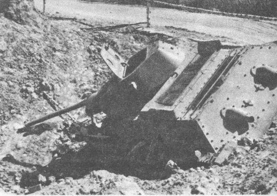 Подбитая тридцатьчетвёрка Хорошо видны размеры башенного люка Лето 1941 - фото 67