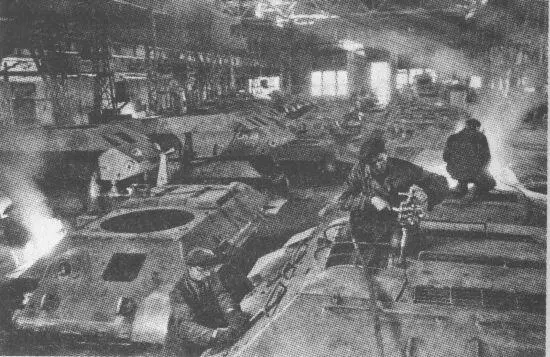 Сборка танков в цеху завода Красное Сормово 1942 год Приводимые цифры могут - фото 83