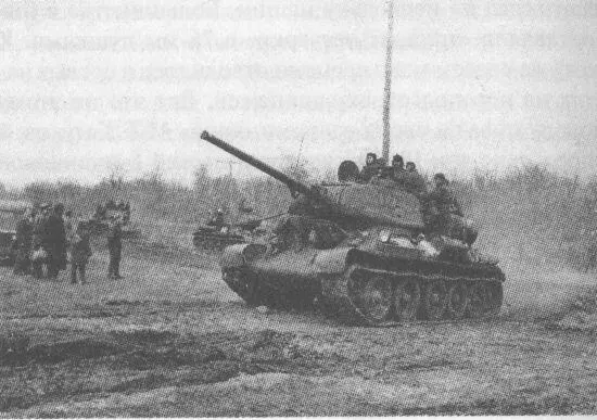 Колонна танков Т3485 с пушками Д5Т на подступах к рДнестр 2й Украинский - фото 138