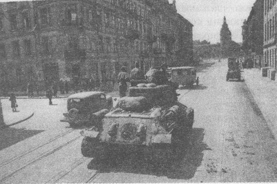 Танк Т3485 на улице Львова 1944 год Машина Мельника была подбита а Рак - фото 142