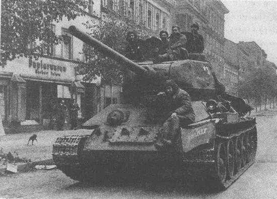 Танк Т3485 выпуска 1945 года на улице Берлина Май 1945 года Закономерен - фото 151