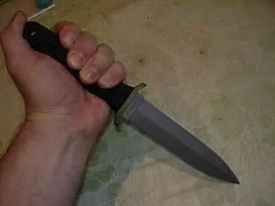 Это достигается и талией рукояти на которую ложатся указательный и средний - фото 1117