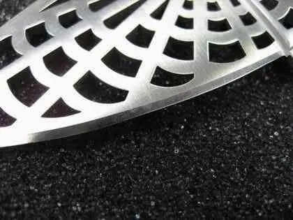 Рукоять сделана из анодированного алюминия цвета Silver в том же стиле На - фото 855
