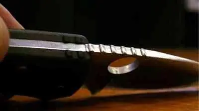 Даже при достаточно сильных колющих ударах пальцы не соскальзывают на лезвие - фото 920