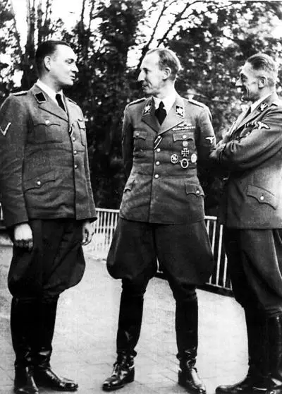 Прага 1941 Гейдрих с адъютантом и КарломГерманом Франком справа - фото 48