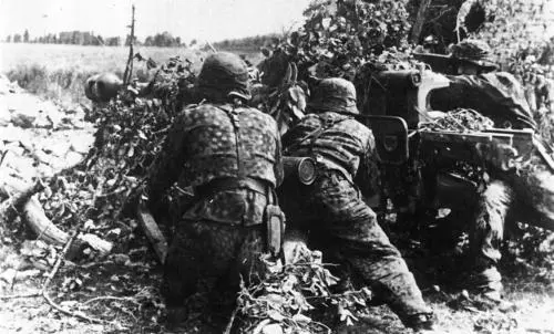 Противотанковый расчет из дивизии СС Гитлерюгенд Нормандия июнь 1944 - фото 66
