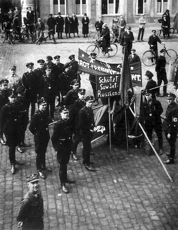 Группа эсэсовцев с отнятыми у коммунистов транспарантами Берлин март 1933 На - фото 67