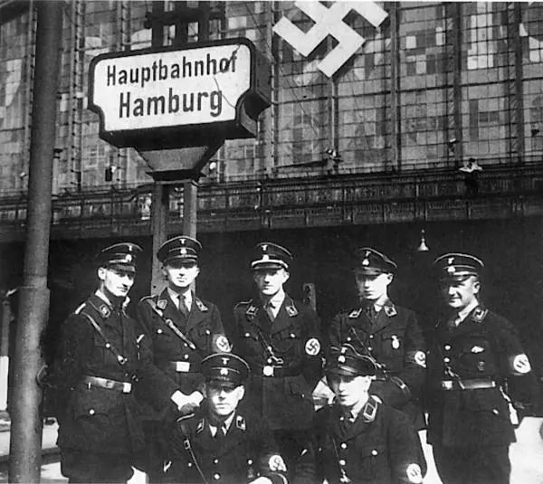 Группа членов СС на железнодорожной станции Гамбург 193435 Структура - фото 74