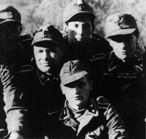 Унтерофицеры 19й гренадерской дивизии войск СС Унтершарфюрер латышских - фото 93