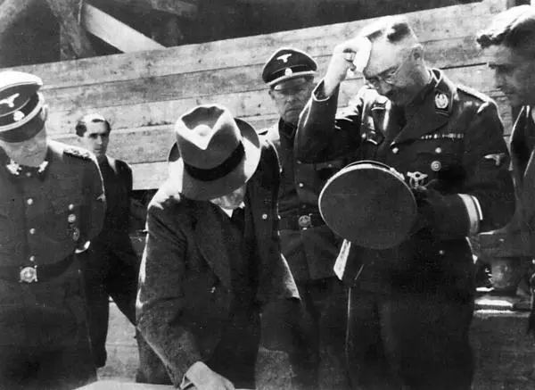 Генрих Гиммлер во время посещения концлагеря Освенцим в 1942 Первый транспорт - фото 194