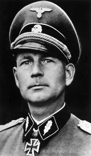 Штандартенфюрер СС Отто Кумм командовавший полком СС Фюрер В дек 1938 в - фото 248