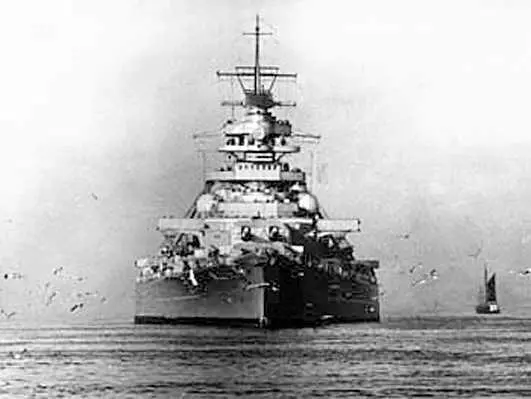 Линейный корабль Бисмарк 1741941 вышел в море в сопровождении тяжелого - фото 31