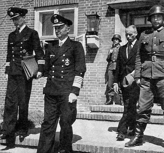 Карл Дёниц в центре и его адъютант Вальтер ЛюддеНойрат в 1945 в Мюрвике - фото 186