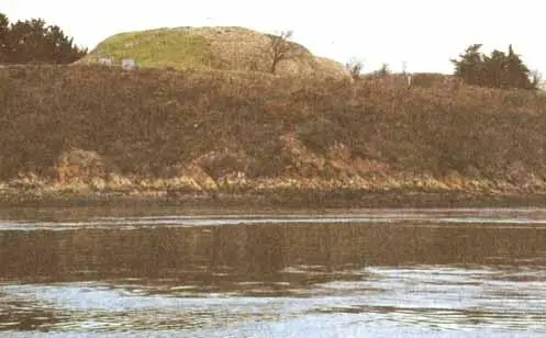 Дольмен находится на зеленом холме Вход в дольмен Главный коридор - фото 47