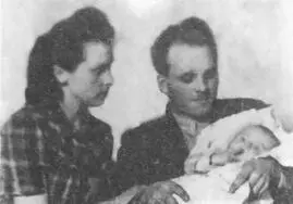 В Галаса и Мария Савчин с сыном Мирон Матвейко на переднем плане после - фото 15