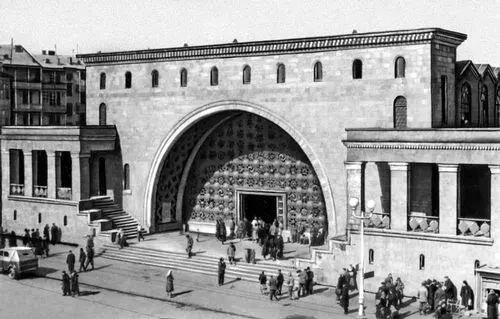 Г Г Агабабян Центральный крытый рынок в Ереване 1952 Вход Агабабян Сурен - фото 2