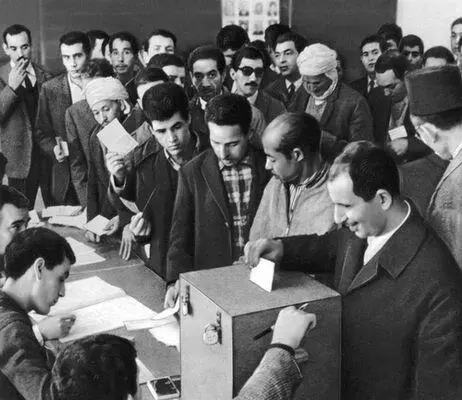 Выборы в народные собрания коммун 1967 На одном из пунктов голосования - фото 150