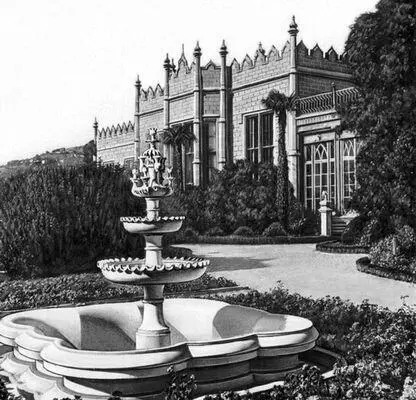 Алупкинский дворецмузей 182846 Вид со двора Арх Э Блор Алушта - фото 234
