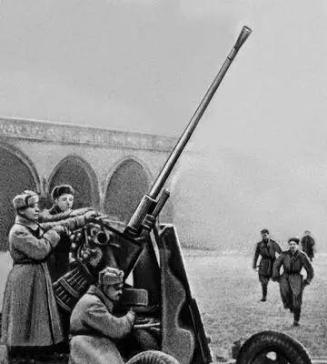Советская артиллерия Зенитная пушка на огневой позиции Советская артиллерия - фото 284