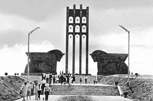 Архитектор Р С Исраелян скульпторы А А Арутюнян С М Манасян А А - фото 203