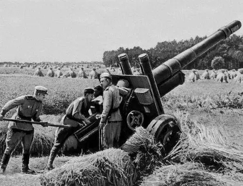 Советская артиллерия 152 мм гаубицапушка на огневой позиции Советская - фото 297