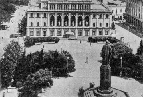 Площадь Низами в Баку На заднем плане Музей им Низами 1930 40е гг - фото 62
