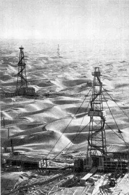 Добыча нефти в песчаной пустыне на западе Туркменской ССР район БарсаКельмес - фото 110