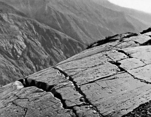 Сглаженный ледником скалистый массив бараний лоб в долине р Ванч Зап - фото 370