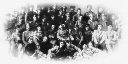 Группа командиров и военных комиссаров 25й стрелковой дивизии после взятия Уфы - фото 537