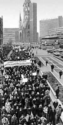 Западный Берлин Демонстрация протеста против оправдания городским судом - фото 397