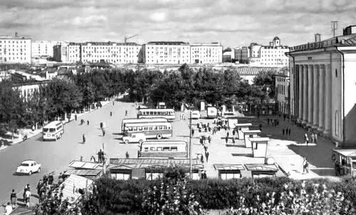 УланУде Площадь Революции Сцена из оперы Побратимы Д Д Аюшеева - фото 145