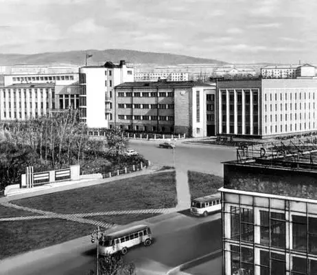 Площадь Советов в УланУде В глубине Дом Советов 192831 архитектор А А - фото 150