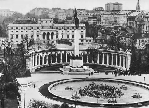 Площадь Шварценберг Памятник советским воинам 1945 скульптор М А - фото 288