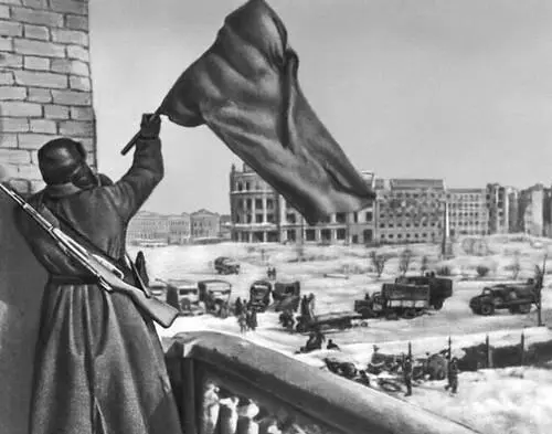 Водружение Красного знамени в центре Сталинграда Февраль 1943 Воздушный бой - фото 116
