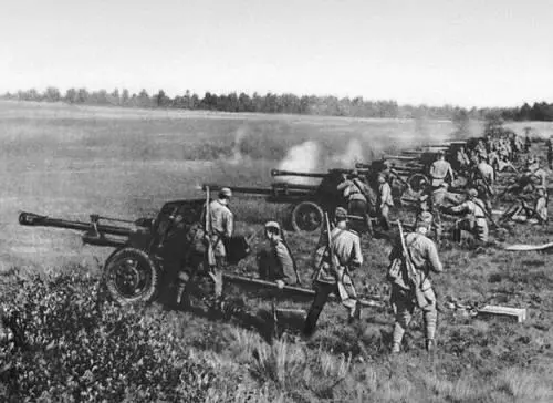 Противотанковая артиллерия на огневой позиции под Брянском 1943 Советская - фото 120