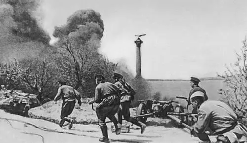 Атака пехоты на Приморском бульваре в Севастополе Май 1944 Наступление - фото 124