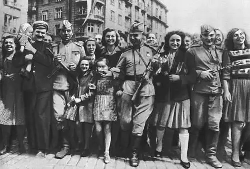 Советские солдаты в Софии Сентябрь 1944 Советские войска вступают в Харбин - фото 130
