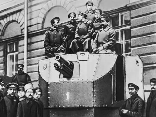 Солдаты автобронедивизиона во дворе Смольного Петроград Октябрь 1917 - фото 96