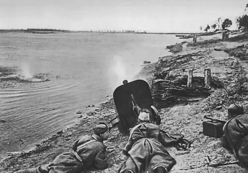Бой за Днепр 1943 На одном из танковых заводов Советские войска атакуют - фото 136