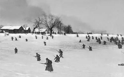 Советские войска атакуют деревню занятую немцами Декабрь 1941 Немецкий - фото 138