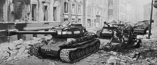 Советские танки на улицах Берлина Апрель 1945 Москвичи на строительстве - фото 141
