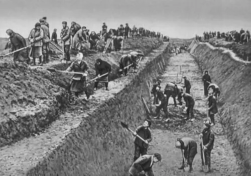 Москвичи на строительстве оборонительных сооружений под Москвой Осень 1941 - фото 142