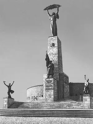 Монумент Освобождения на горе Геллерт в Будапеште 1947 Скульптор Ж - фото 325