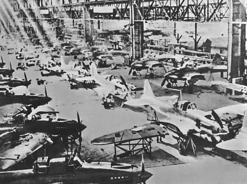 Производство самолетов Ил2 на авиационном заводе 1942 В бою под Минском - фото 143
