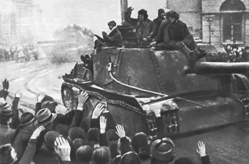 Советские войска вступают в Лодзь Январь 1945 Партизаны Псковщины принимают - фото 145