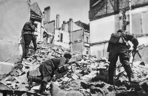 Бои в Берлине Апрель 1945 Советская артиллерия ведёт огонь по Берлину - фото 147