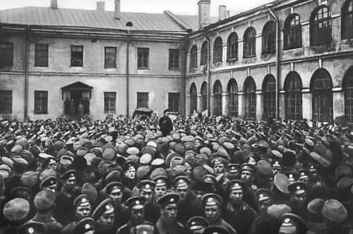Митинг в гренадерских казармах Петроград Октябрь 1917 Революционные солдаты - фото 101