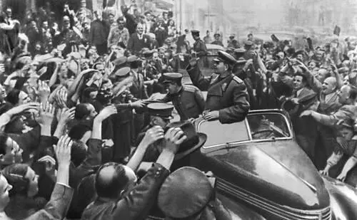 Население Праги приветствует освободителей Май 1945 Парад 7 ноября 1941 на - фото 153