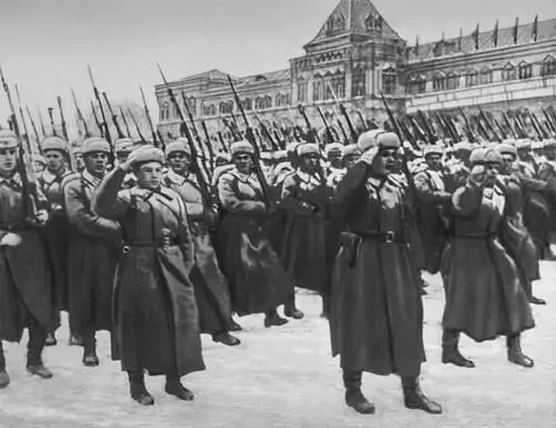 Парад 7 ноября 1941 на Красной площади в Москве Немецкие военнопленные на - фото 154